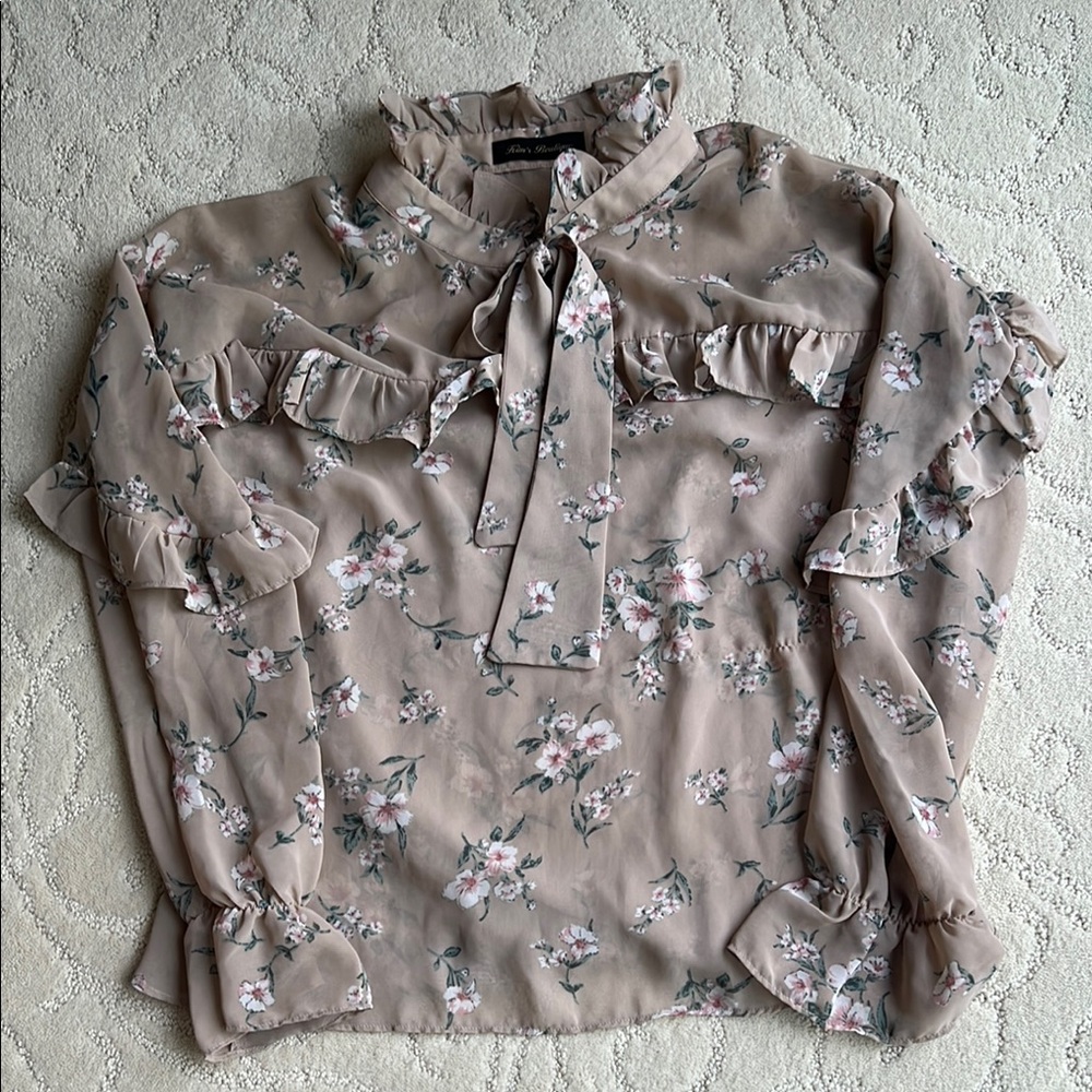 Kim’s Boutique Women’s Brown Tan Ruffled bow Front Blouse mint condition